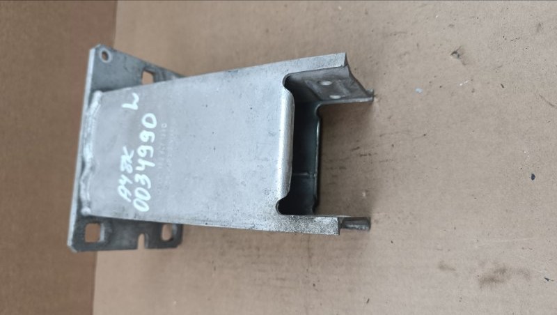 Кронштейн передний левый A4