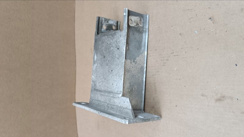 Кронштейн передний левый Audi A4