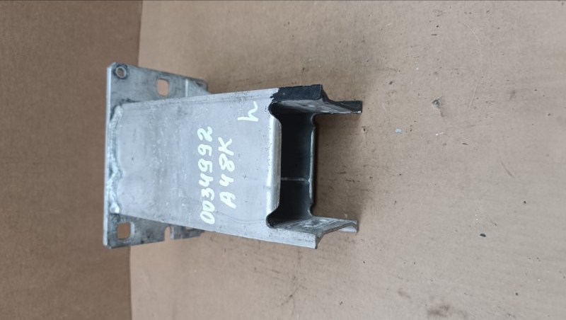Кронштейн передний левый Audi A4 8K0807133D Б/У