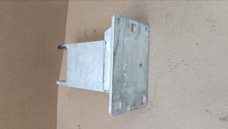 Кронштейн передний левый A4