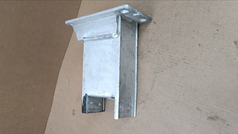 Кронштейн передний левый A4