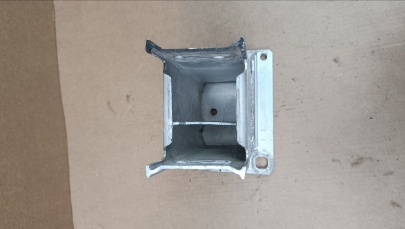 Кронштейн передний левый A4