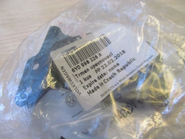 Крепление фары правое Skoda Fabia 1 2000-2008 6Y0998226A новая