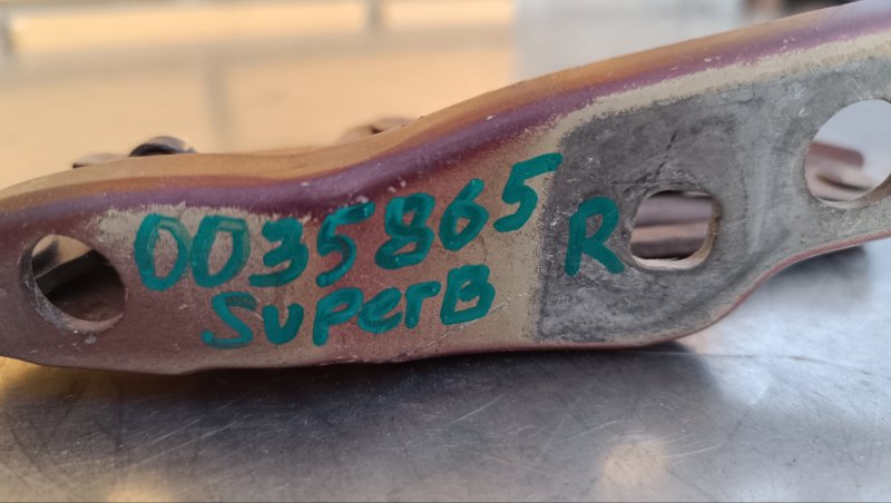 Петля капота правая Superb 2 2008-2015