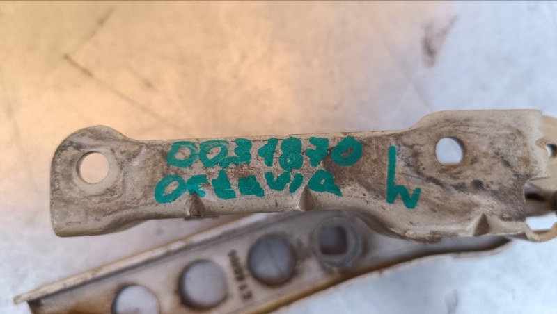 Петля капота левая Octavia A5 2004-2013