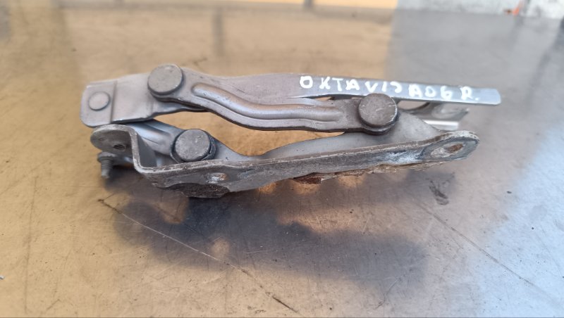 Петля капота правая Octavia A5 2004-2013 Петля капота правая Octavia A5 2004-2013