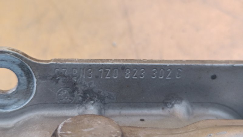 Петля капота правая Octavia A5 2004-2013 Петля капота правая Octavia A5 2004-2013