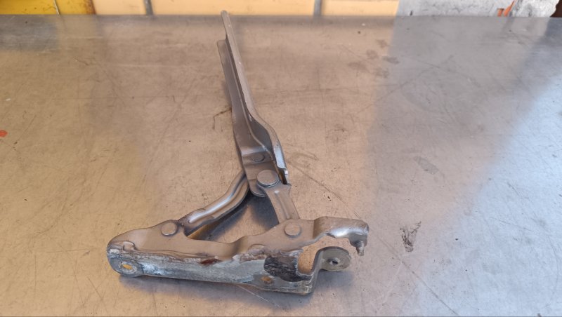 Запчасть петля капота правая Skoda Octavia A5 2004-2013 1Z0823302C Б/У Петля капота правая Skoda Octavia A5 2004-2013 1Z0823302C Б/У