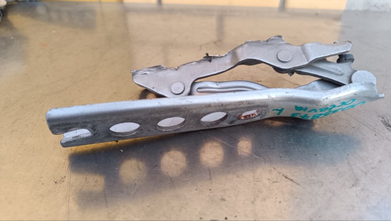 Петля капота левая Octavia A5 2004-2013