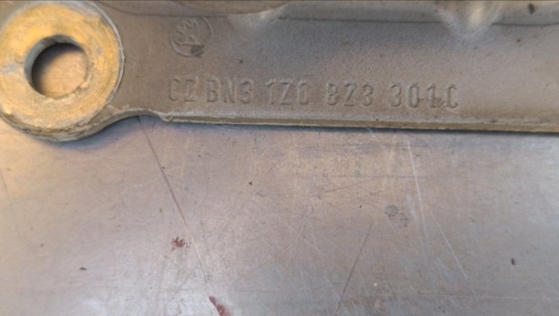 Петля капота левая Octavia A5 2004-2013