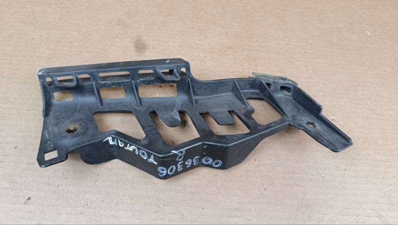 Запчасть кронштейн бампера передний правый Volkswagen Touran 2003-2015 1T0807890C Б/У Кронштейн бампера передний правый Volkswagen Touran 2003-2015 1T0807890C Б/У