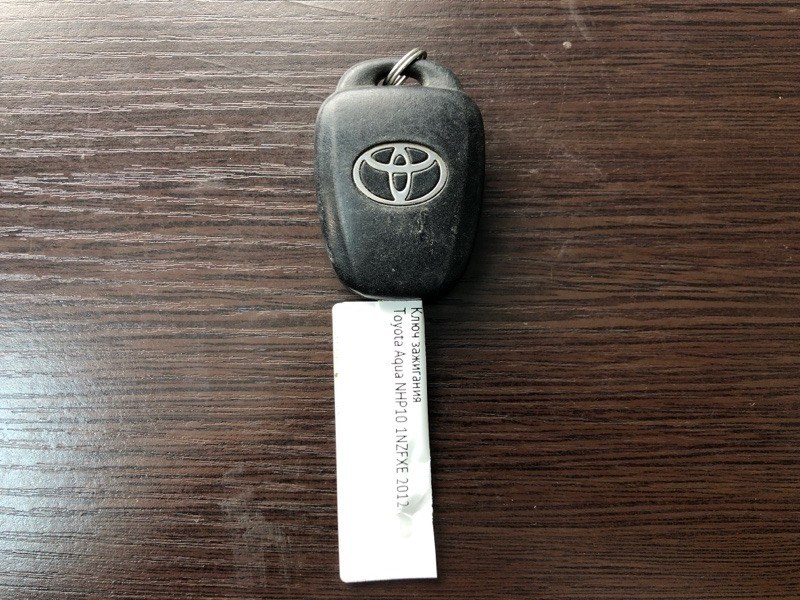 Ключ зажигания Toyota Aqua NHP10 1NZFXE 2012