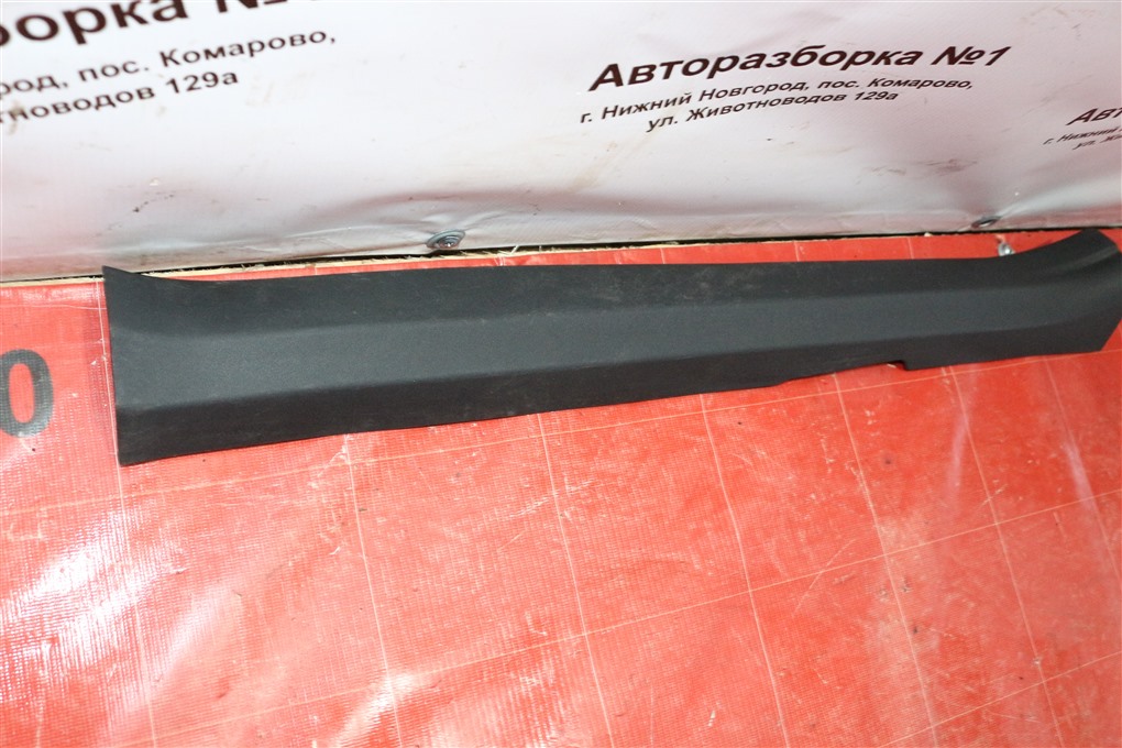 Накладка на порог салона передняя правая Toyota Auris 150 1ZRFE