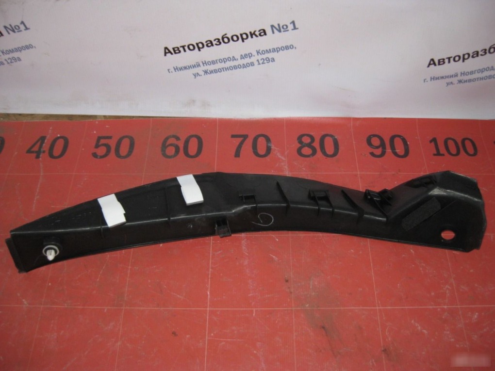 Обшивка крышки багажника правая RX300