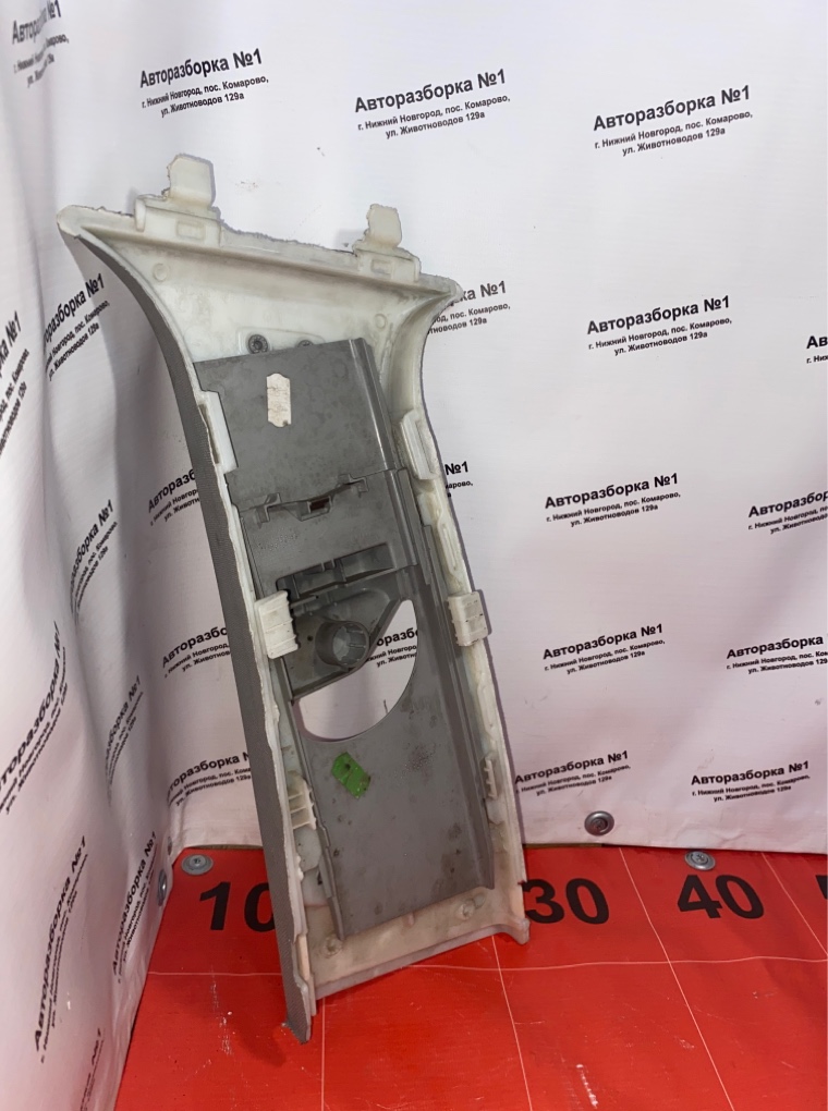 Накладка центральной стойки правая C-class 2009 w204 271.950 m271