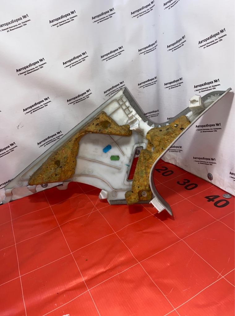 Накладка стойки салона задняя правая C-class 2009 w204 271.950 m271