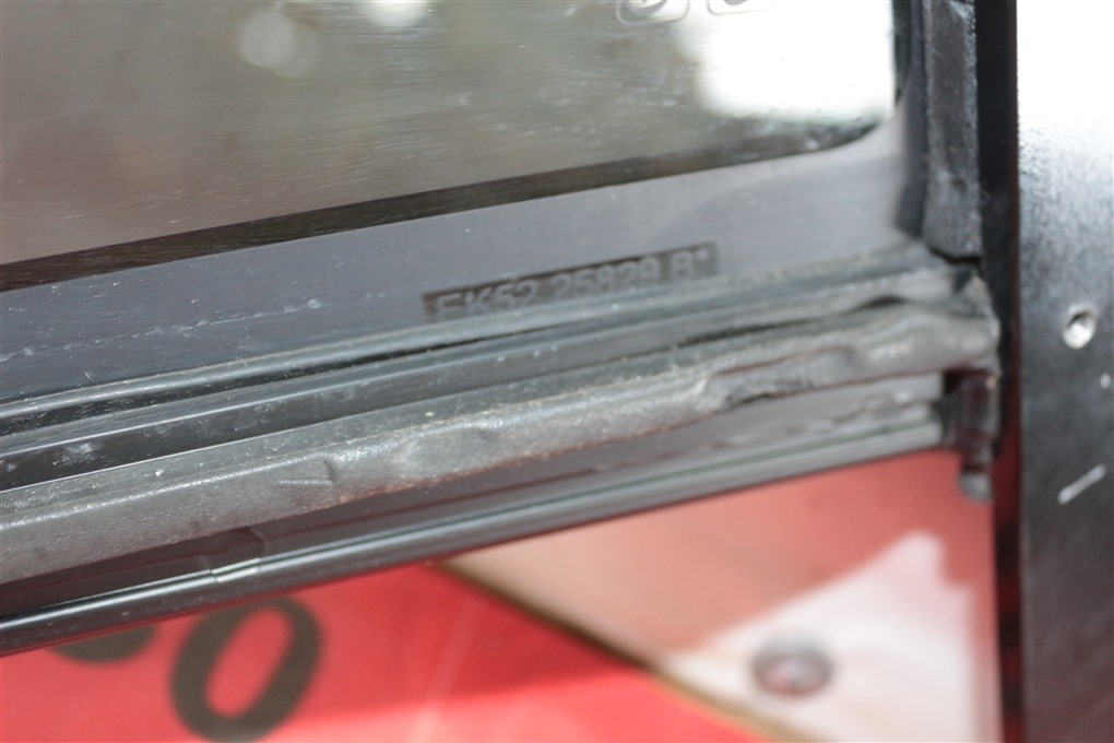 Форточка двери задняя левая Range Rover L405