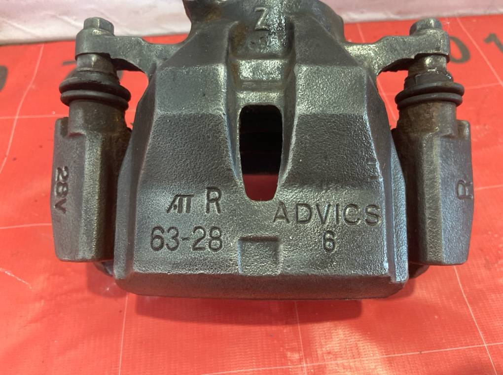 Суппорт передний правый RAV4 2008 30 1AZFE