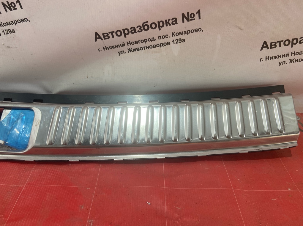 Накладка замка багажника задняя Touareg 2011-2012 7P5