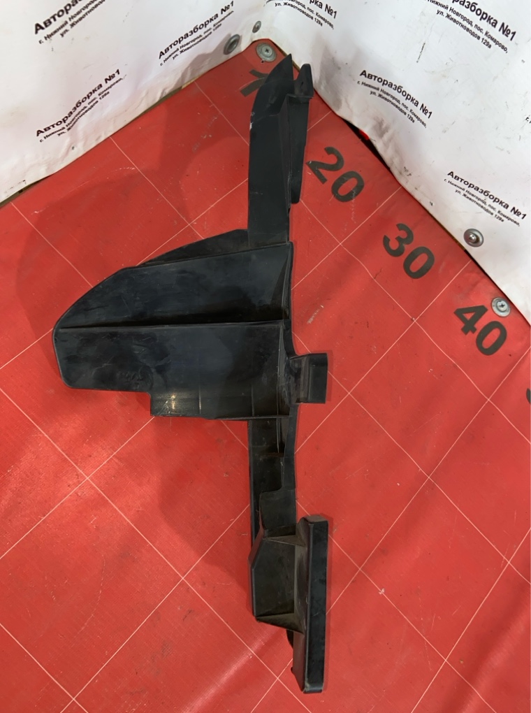 Дефлектор радиатора передний правый RX300