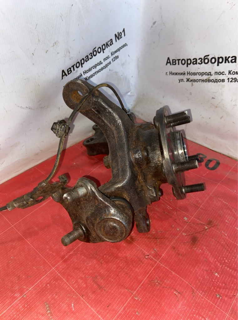 Поворотный кулак передний правый Toyota RAV4 30 1AZFE