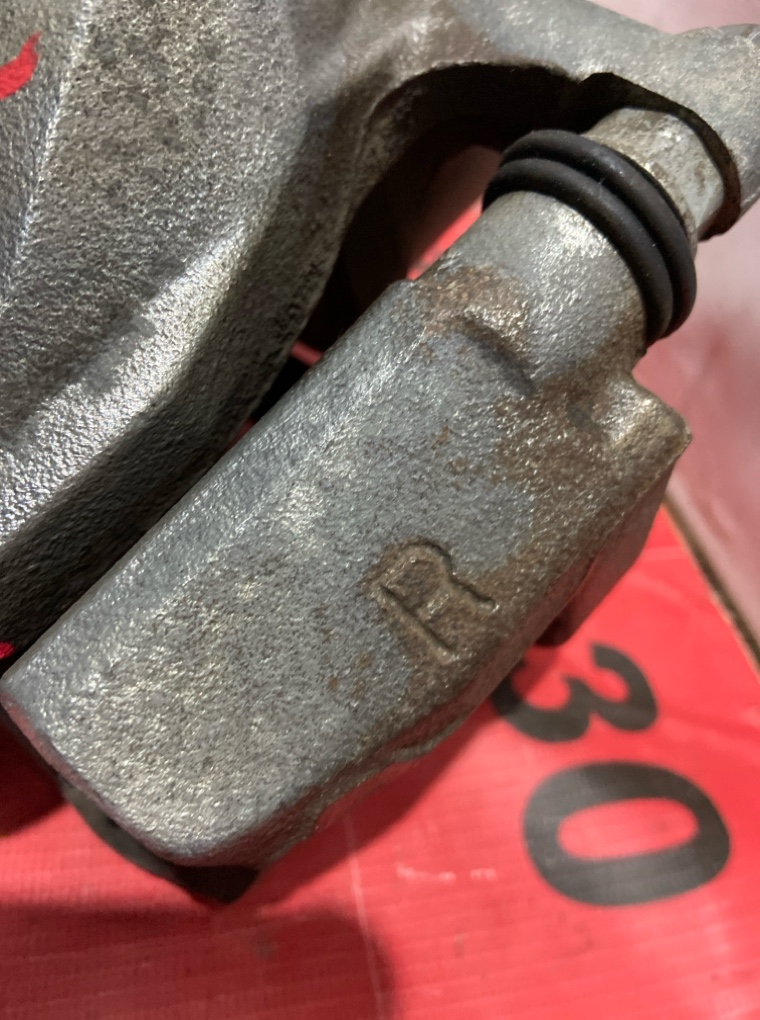 Суппорт тормозной передний правый RAV4 30