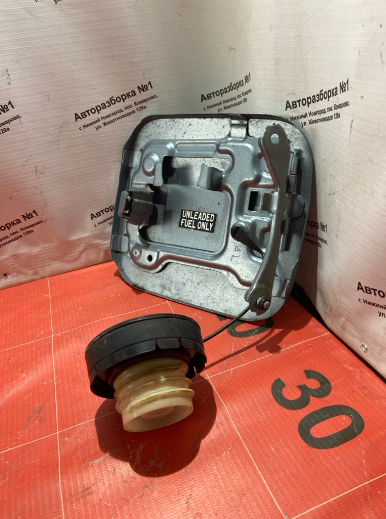 Лючок топливного бака задний RX300