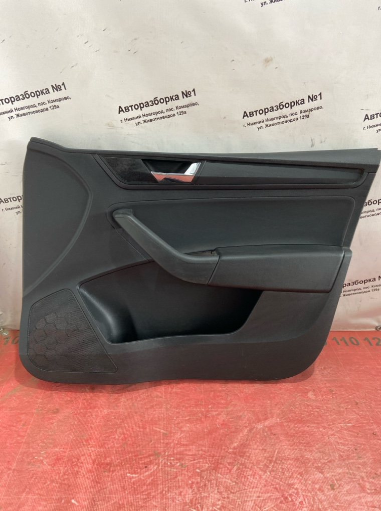 Обшивка двери передняя правая skoda Rapid 60U867014AK Б/У