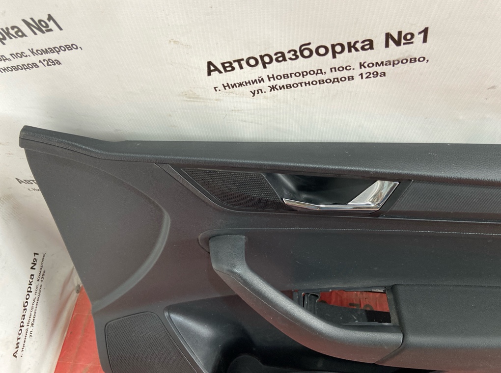 Обшивка двери передняя правая Rapid
