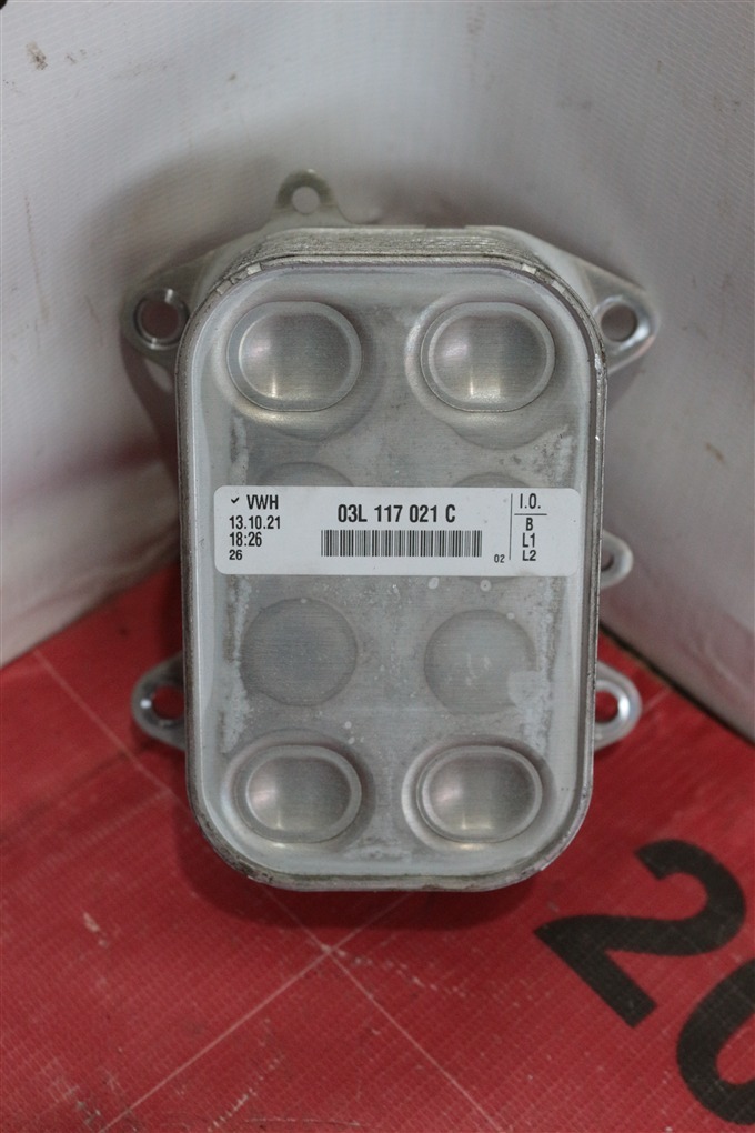 Теплообменник масляного фильтра Volkswagen Crafter 03L117021C новая