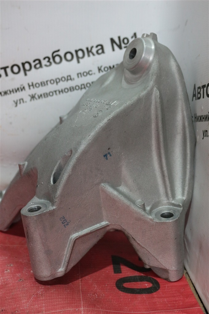 Кронштейн двигателя правый