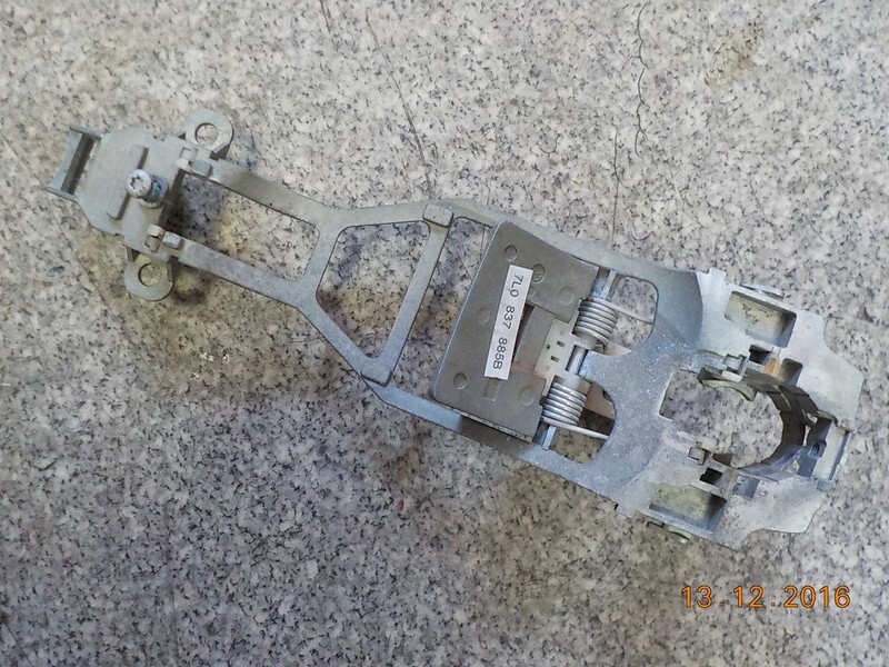 Кронштейн ручки двери передний левый Volkswagen Touareg 2004 AXQ 4.2 7L0837885B Б/У
