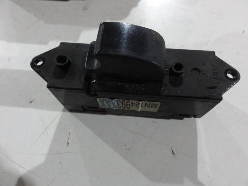 Кнопка стеклоподъемника передняя правая Mitsubishi Lancer 2004 CS9 4G18 MR587851 Б/У