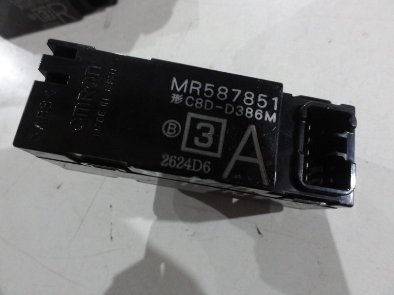 Кнопка стеклоподъемника передняя правая Mitsubishi Lancer CS9 4G18