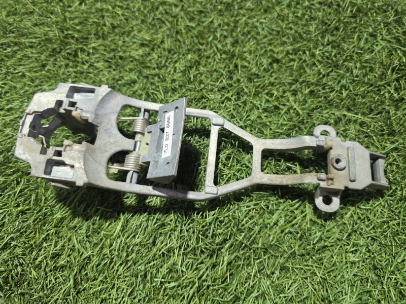 Кронштейн ручки двери передний правый Volkswagen Touareg 2004 AXQ 4.2 7L0837886E Б/У