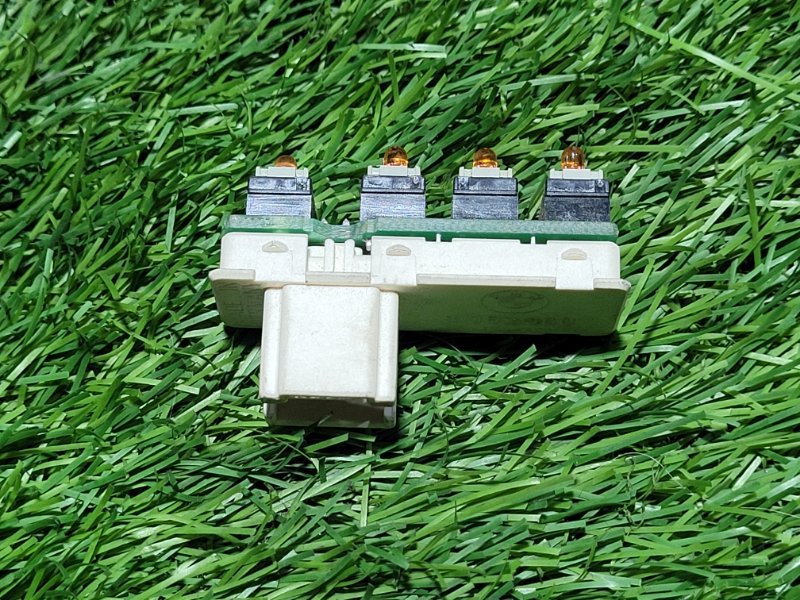 Кнопка памяти сиденья 7 2001 E38 M62B44TU