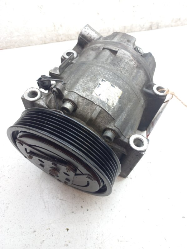 Компрессор кондиционера. Nissan Cefiro A33 VQ20DE (б/у)