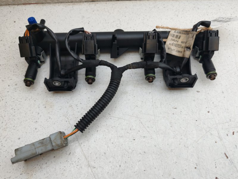 Форсунка топливная Citroen C4 EC5 (б/у) Форсунка топливная Citroen C4 EC5 (б/у)