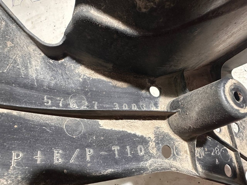 Защита днища кузова правая Toyota Mark X 4 GR-FE Защита днища кузова правая Toyota Mark X 4 GR-FE