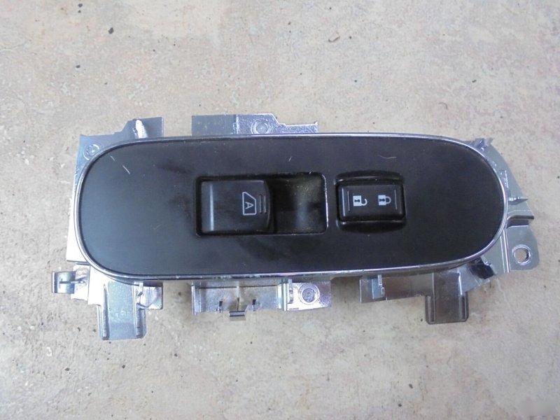 Кнопка стеклоподъемника передняя правая INFINITY Qx56 2011 Z62 VK56VD 25411-1LB0A контрактная