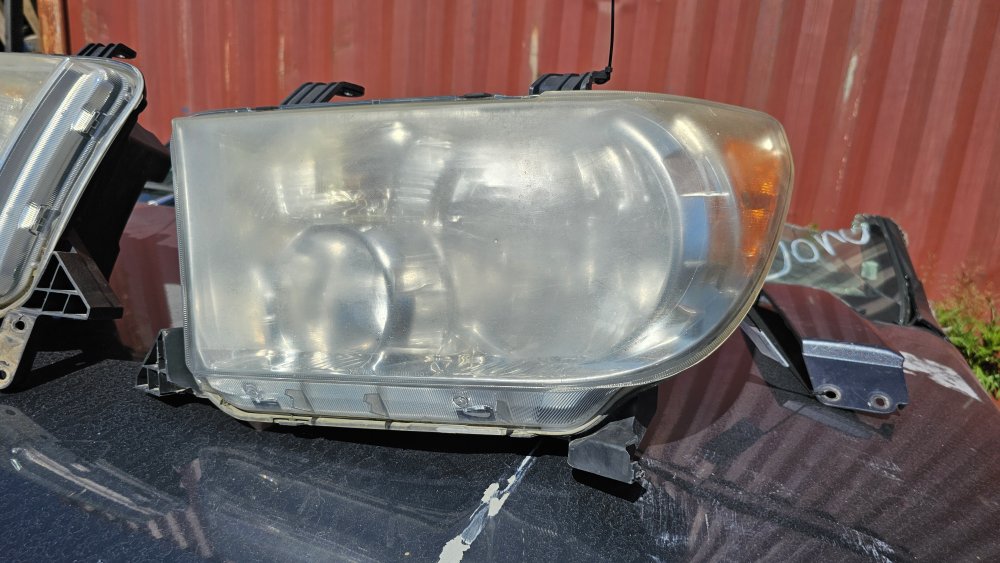 Запчасть фара передняя левая Toyota TUNDRA 2009 USK56L 3UR-FE 811100C070 контрактная Фара передняя левая Toyota TUNDRA 2009 USK56L 3UR-FE 811100C070 контрактная