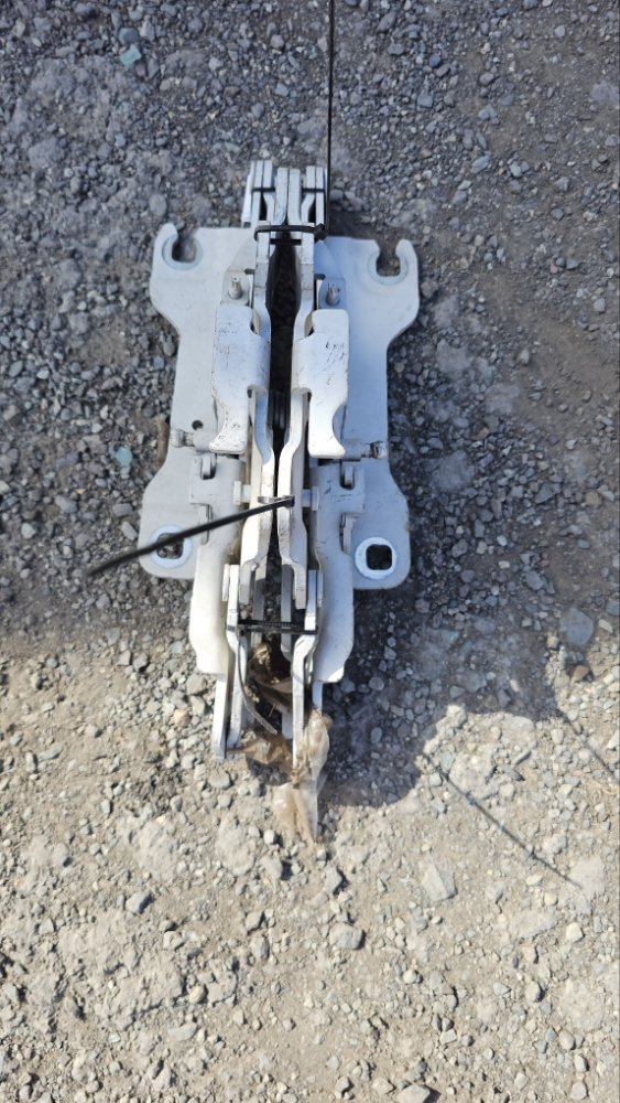 Запчасть петля капота BMW 120i 2012 1A16 N13B16A 41617286344 контрактная Петля капота BMW 120i 2012 1A16 N13B16A 41617286344 контрактная