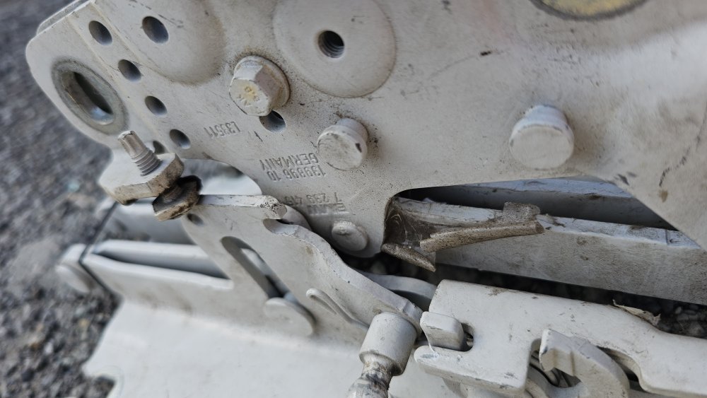 Петля капота BMW 120i 1A16 N13B16A Петля капота BMW 120i 1A16 N13B16A