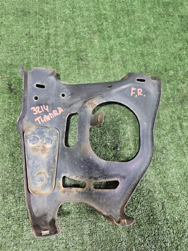 Кронштейн передний правый Toyota TUNDRA USK51 3UR-FE