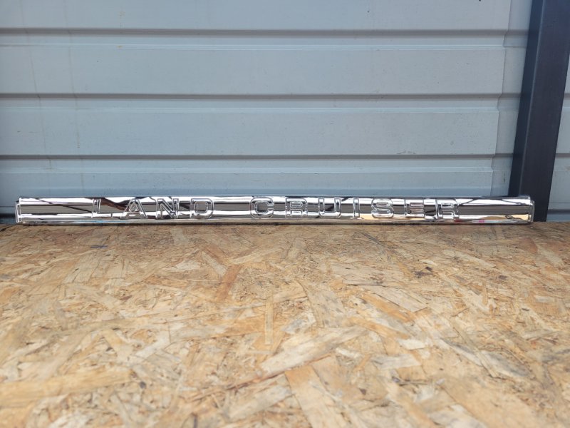 Накладка на 5 дверь Toyota Land Cruiser URJ200 1UR