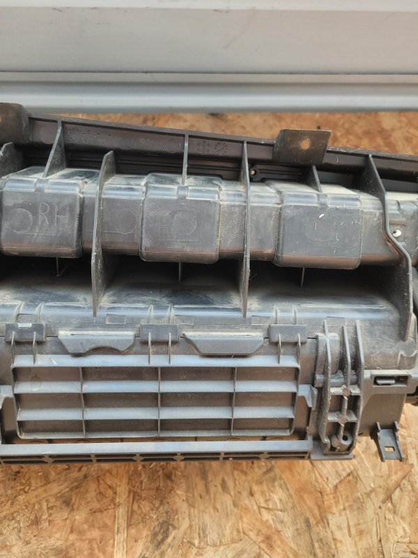 Бардачок HONDA CR-V RE4 K24A (б/у) Бардачок HONDA CR-V RE4 K24A (б/у)