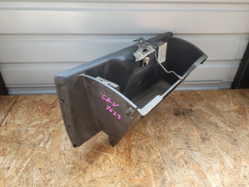 Бардачок HONDA CR-V RE4 K24A (б/у) Бардачок HONDA CR-V RE4 K24A (б/у)