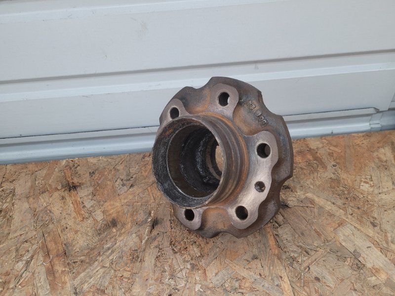 Ступица Toyota LAND CRUISER HJ61 12HT передняя (б/у) Ступица Toyota LAND CRUISER HJ61 12HT передняя (б/у)