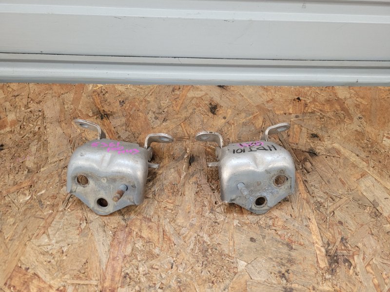 Балонник Toyota Land Cruiser UZJ100 2UZ-FE передний правый (б/у) Балонник Toyota Land Cruiser UZJ100 2UZ-FE передний правый (б/у)