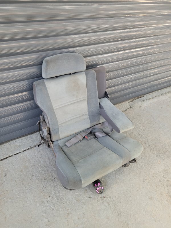 Сидение Toyota LAND CRUISER HDJ81 1HD-FT заднее правое (б/у) Сидение Toyota LAND CRUISER HDJ81 1HD-FT заднее правое (б/у)